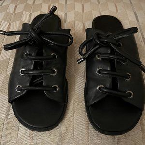 M4D3 THICK LACED SLIDES